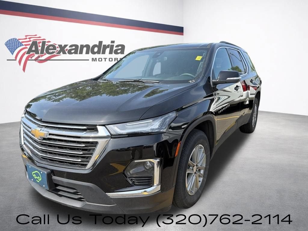 2023 Chevrolet Traverse LT Cloth in Mosaic Black Metallic — front three-quarter view