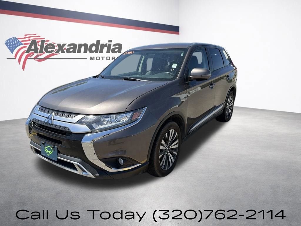 2019 Mitsubishi Outlander SE in Brown — front three-quarter view